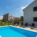 Apartman Front In