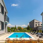 Front In Apartman *